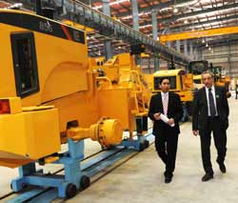 柳工印度工厂投产与设备行业新机遇，G8开幕与医改举措引领全球合作